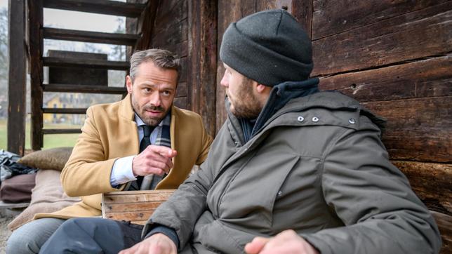 Bild: ARD/Christof Arnold Erik (Sven Waasner) bestreitet vor Florian (Arne Löber), Maja unter Druck zu setzen.