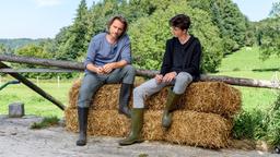 Fabien (Lukas Schmidt) bringt seinen Vater Michael (Erich Altenkopf) auf eine Idee, wie Natascha und er das Landleben noch länger genießen könnten.