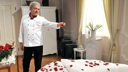 André wirft Rosen auf ein Bett