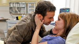 Sturm der Liebe: Nils und Sabrina küssen sich im Krankenhaus