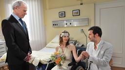 Sturm der Liebe: Hochzeit: Nils und Sabrina werden von Werner im Krankenhaus getraut