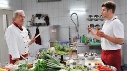 Sturm der Liebe: André und Jonas in der Küche beim Karottenschälen
