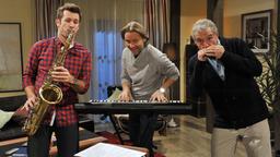 Sturm der Liebe Folge 2168 23.02.2015: André, Niklas und Michael mit ihren Instrumenten als "Fürstenhof-Boys" Band