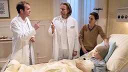 Sturm der Liebe Folge 2190 26.03.2015: Michael, Dr. Holthaus, der kranke Junge und dessen Mutter im Krankenhaus