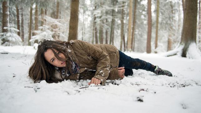 Bild: ARD/Christof Arnold Sturm der Liebe Folge 2196 07.04.2015: Julia liegt im Wald