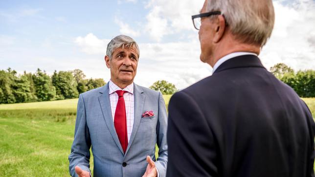 Bild: ARD/Christof Arnold Friedrich (Dietrich Adam) funkt Werner (Dirk Galuba) bei seinem Golfplatz-Projekt dazwischen.
