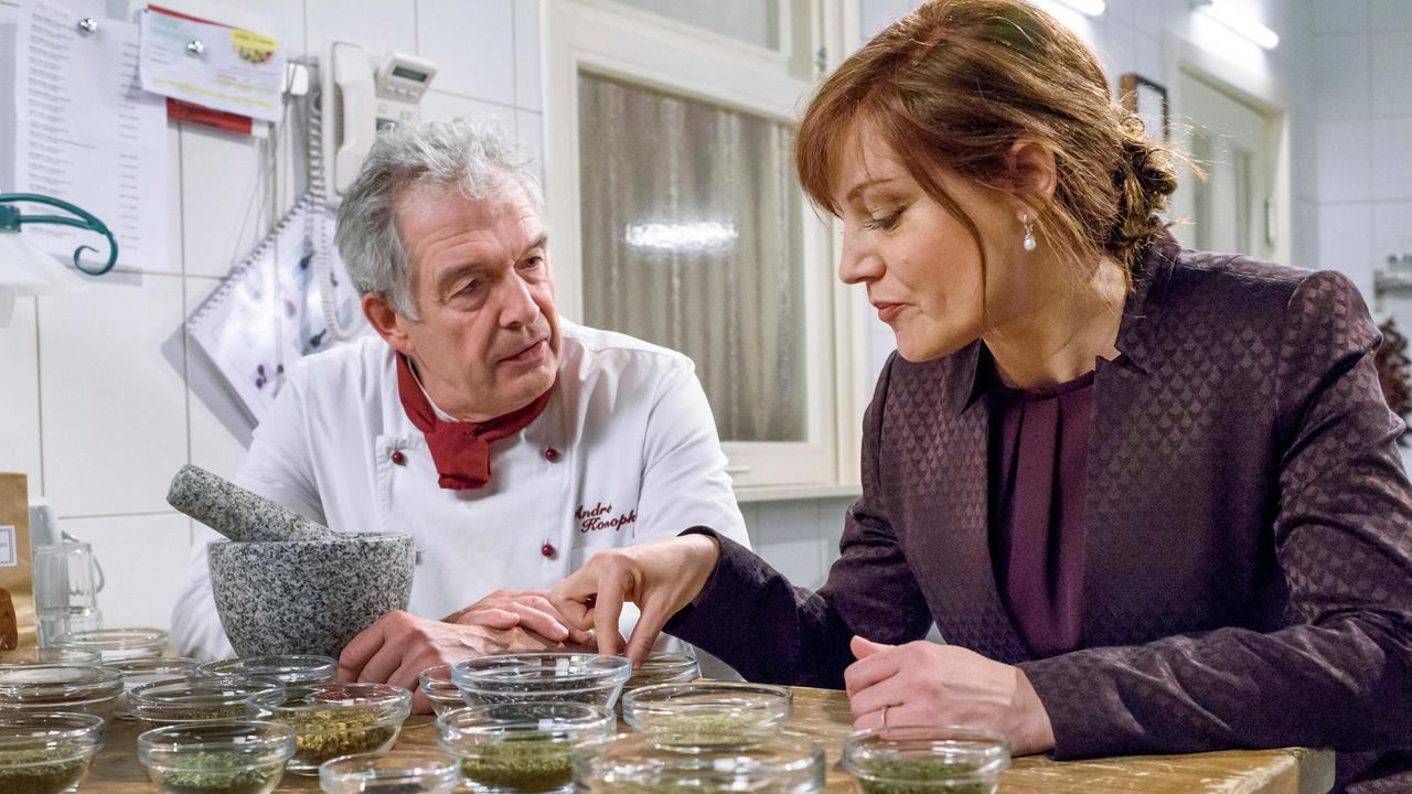 Gemeinsam mit Susan (Marion Mitterhammer) versucht André (Joachim Lätsch) herauszufinden, welches spezielle Gewürz Tina in ihrer Mischung verwendet.