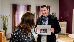 Goran (Saša Kekez) zeigt Romy (Désirée von Delft) den Zeitungsartikel über ihren Auftritt.