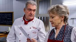 Hildegard (Antje Hagen.) findet heraus, dass André (Joachim Lätsch) das Sushi für Melli nicht selbst gemacht hat.
