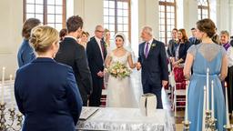 Hochzeit: Alfons (Sepp Schauer) begleitet seine Enkelin Clara (Jeannine Wacker) zum Altar.