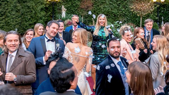 Bild: ARD/Christof Arnold Hochzeit: Christoph (Dieter Bach, Mitte) überrascht Alicia (Larissa Marolt, Mitte) mit einem Auftritt von Schlagerstar Beatrice Egli (h.).