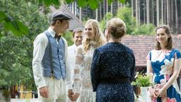 Hochzeit: Vor Boris (Florian Frowein), Tina (Christin Balogh) und den weiteren Hochzeitsgästen werden Alicia (Larissa Marolt) und Viktor (Sebastian Fiischer) von Standesbeamtin Wiener (Stefanie Oestreich) getraut.