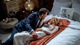 Hochzeit: Zu Alicias (Larissa Marolt) Überraschung hat Christoph (Dieter Bach) das gemeinsame Schlafzimmer passend zu ihrer geplanten Hochzeitsreise dekoriert.