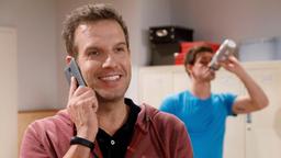 Im Beisein von Paul (Sandro Kirtzel, h.) bekommt Nils (Florian Stadler) überraschend einen Anruf von Tina.