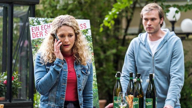 Bild: ARD/Stephan Schaar Im Beisein von Steffen (Christopher Reinhardt) telefoniert Franzi (Léa Wegmann) aufgebracht mit dem Braumeister, da der Cidre viel zu süß war.