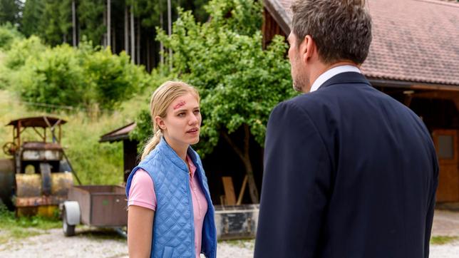 Im Streit über Taifun, bietet Alicia (Larissa Marolt) Christoph (Dieter Bach) die Stirn.