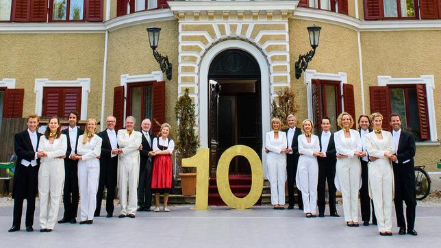 Das Ensemble von "Sturm der Liebe" vor dem "Fürstenhof" (v.l.n.r. Niklas Löffler, Christin Balogh, Kai Albrecht, Magdalena Steinlein, Dirk Galuba, Joachim Lätsch, Sepp Schauer, Antje Hagen, Mona Seefried, Dietrich Adam, Isabella Hübner, Michael N. Kühl, Melanie Wiegmann, Erich Altenkopf, Birte Wentzek, Florian Stadler).