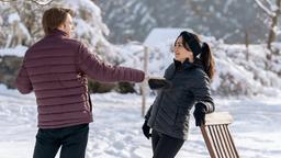 Lale (Yeliz Simsek, r. mit Lukas Leibe) erkennt schmunzelnd, dass Stella zwar nett und engagiert, aber keine gute Fitnessvideo-Partnerin ist.