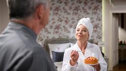 Linda (Julia Grimpe) kritisiert Andrés (Joachim Lätsch) neueste Kuchenkreation, worauf André sie zu einem Wettstreit herausfordert.