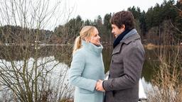 Luisa (Magdalena Steinlein) gibt ihren Gefühlen endlich nach und küsst Sebastian (Kai Albrecht).