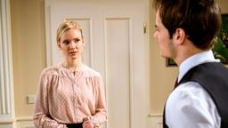 Luisa (Magdalena Steinlein) ist überrascht, dass David (Michael N. Kühl) als Kellner arbeitet.