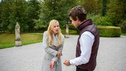 Luisa (Magdalena Steinlein) stellt in Sebastians (Kai Albrecht) Anwesenheit entsetzt fest, dass sie ihren linken Arm nicht mehr bewegen kann.
