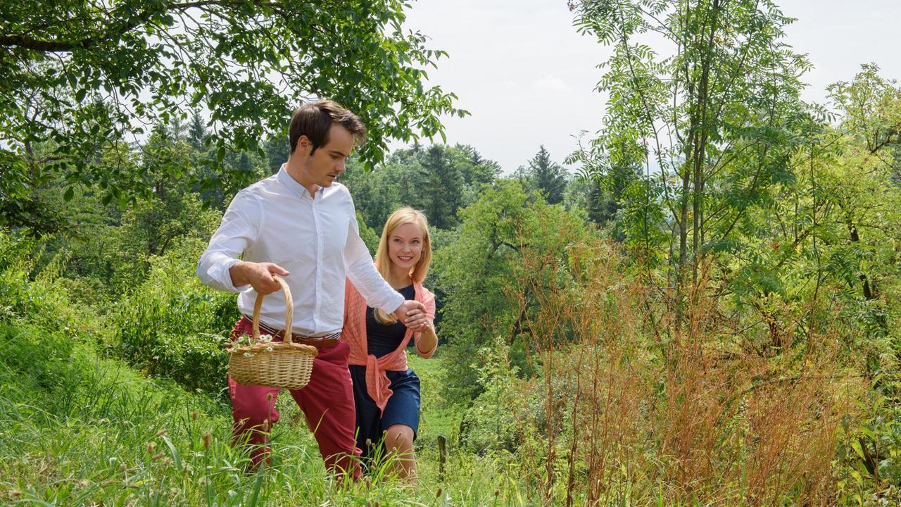 Luisa (Magdalena Steinlein) und David (Michael N. Kühl) suchen gemeinsam nach Wildkräutern.