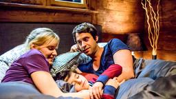 Luisa (Magdalena Steinlein) und Sebastian (Kai Albrecht) genießen die gemeinsame Zeit mit Paul (Mika Ullritz) in der Hütte.