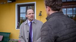 Markus (Timo Ben Schöfer, l. mit Martin Walde) ist besorgt, als er erfährt, dass Philipp einen Unfall hatte.