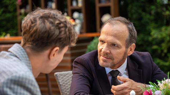 Markus (Timo Ben Schöfer, r. mit Robin Schick) will dafür sorgen, dass die Saalfelds den "Fürstenhof" an den Milliardär verkaufen.