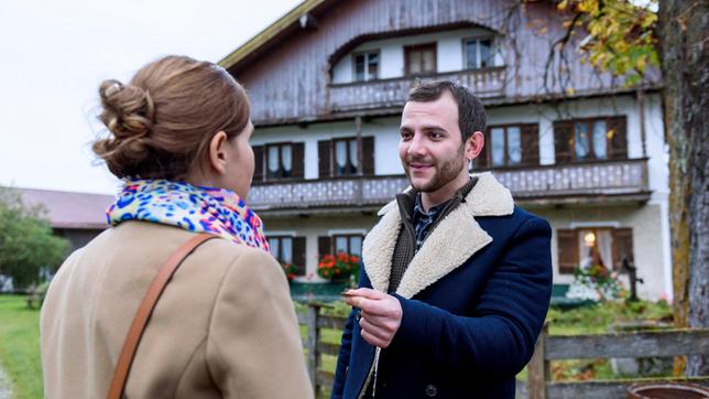 Bild: ARD/Christof Arnold Melli (Bojana Golenac) trifft zufällig auf Wanja (Eugen Knecht), der sofort von ihr bezaubert ist.
