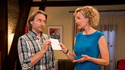 Michael (Erich Altenkopf) verhindert, dass Natascha (Melanie Wiegmann) den Brief von Beatrice liest.
