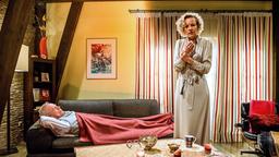 Natascha (Melanie Wiegmann) bringt Werner (Dirk Galuba) und sich in Lebensgefahr, als ihr eine brennende Kerze aus der Hand fällt.