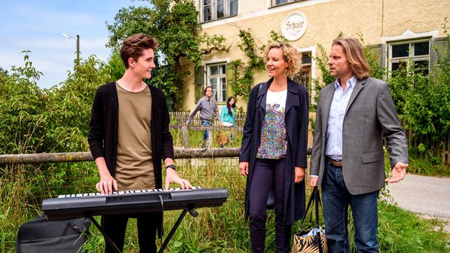 Natascha (Melanie Wiegmann) und Michael (Erich Altenkopf) treffen auf Fabien (Lukas Schmidt), der versucht sein Geld als Straßenmusiker zu verdienen.