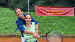 Nils (Florian Stadler) gibt Alexandra (Kristina Dörfer) Tennistraining.