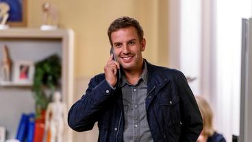 Bild: ARD/Christof Arnold Nils (Florian Stadler) ist heilfroh, endlich wieder Tinas Stimme zu hören.