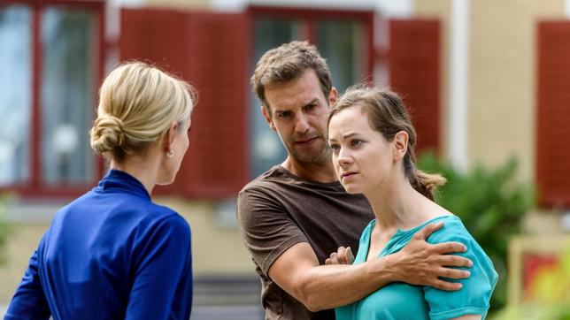 Nils (Florian Stadler) kann Tina (Christin Balogh) nicht davon abhalten, Beatrice (Isabella Hübner) mit ihrem Verdacht zu konfrontieren.
