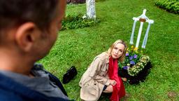 Nils (Florian Stadler, vorne) stellt Beatrice (Isabella Hübner, hinten) am Grab ihres Sohnes.