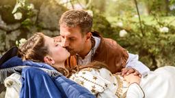 Nils (Florian Stadler) träumt, wie er als Prinz seine Prinzessin Tina (Christin Balogh) wachküsst.