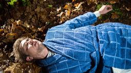 Norman (Niklas Löffler) ist aus dem Krankenhaus geflüchtet und bricht im Wald zusammen.