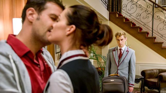 Norman (Niklas Löffler) muss zufällig mit ansehen, wie sich Alexandra (Kristina Dörfer) und Nils (Florian Stadler) küssen.