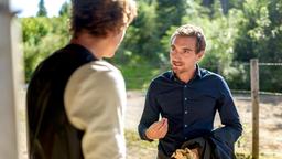 Oliver (Daniel Gawlowski) akzeptiert nicht, dass Viktor (Sebastian Fischer) ihm nur die Hälfte des Geldes geben will.