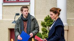 Oskar (Philip Butz) erzählt Anja (Maria Weidner), dass David für Tina kein Thema mehr ist.
