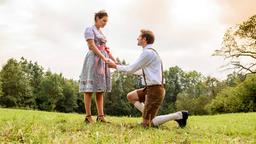 Oskar (Philip Butz) macht Tina (Christin Balogh) erneut einen Heiratsantrag.