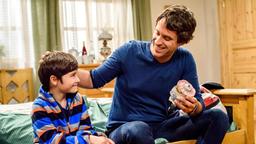 Paul (Mika Ullritz) schenkt Sebastian (Kai Albrecht) die Spieluhr, um ihn aufzuheitern.