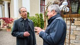 Pfarrer Herold (Wolfgang Schatz) lehnt Andrés (Joachim Lätsch) Bitte, die Kirche von der Erscheinung Aldas zu überzeugen, empört ab.