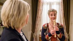 Poppy (Birte Wentzek) erzählt Charlotte (Mona Seefried), dass Beatrice Herrenbesuch hatte, als Charlotte und Werner in Verona waren.
