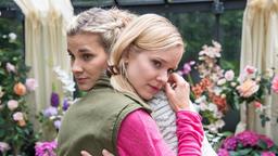 Poppy (Birte Wentzeck, hinten) tröstet Luisa (Magdalena Steinlein, vorne), die sehr mitgenommen von der Trennung von Sebastian ist.