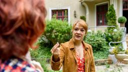 Rebecca (Julia Alice Ludwig) stellt Astrid (Carmen-Dorothé Moll) fassungslos zur Rede.
