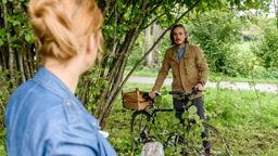 Rebecca (Julia Alice Ludwig) und William (Alexander Milz) entdecken Fabiens Fahrrad im Gebüsch.